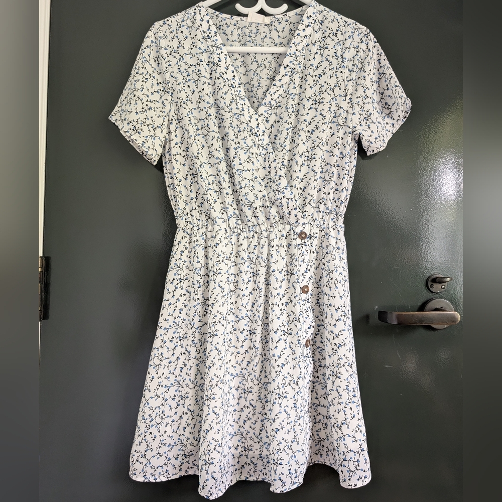 Sienna Sky Floral Wrap Dress women's size M - White and Blue